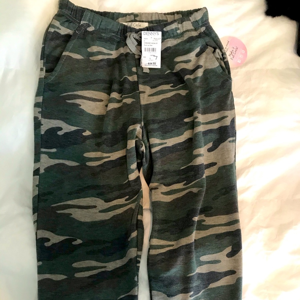 Girls Camo sweatpants. Never worn